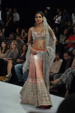 Model walk the ramp for Shantanu & Nikhil Show at Blender_s Pride Fashion Tour Day 2 on 4th Nov 2012 (13).JPG